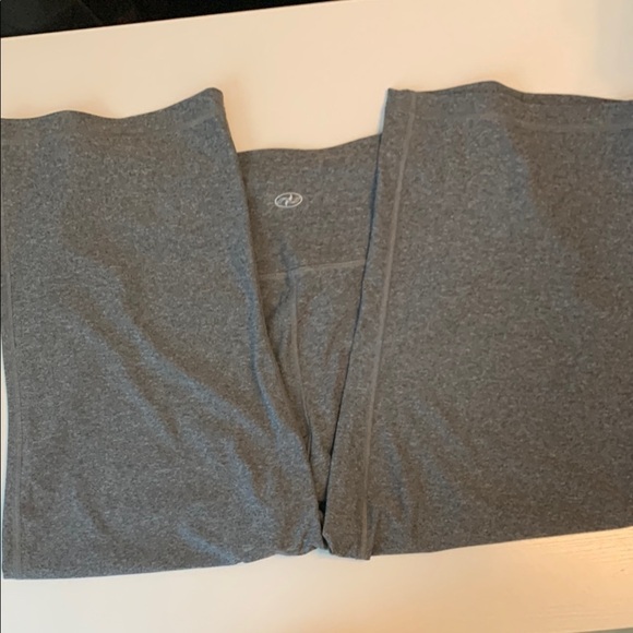 N.Y.L. Women's Workout Capris - Picture 2 of 4